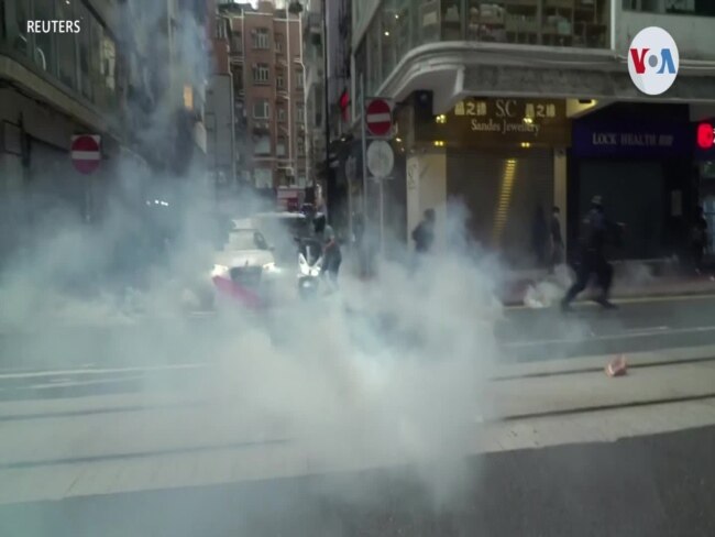 Policía de Hong Kong arroja gas lacrimógeno contra manifestantes