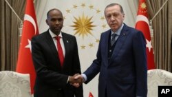 Turkey's President Recep Tayyip Erdogan, right, and Somalia's Prime Minister Hassan Ali Khayre shake hands during a welcome ceremony in Ankara, Oct. 26, 2017. Khayre visited victims of Mogadishu truck bombing being treated in Turkey.