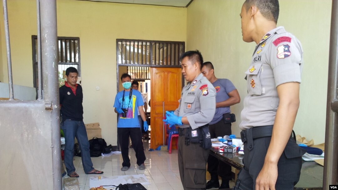 Kepolisian Poso saat menjinakkan bom yang ditemukan akhir tahun lalu. (Foto: Dok)