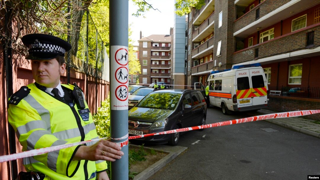 Polisi Inggris memblokir jalanan di Greenwich, saat penggeledehan sebuah apartemen terkait pembunuhan di Woolwich, London tenggara (23/5). 
