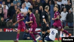 Les joueurs de Manchester City viennent de marquer un but ocntre Tottenham, le 14 avril 2018.