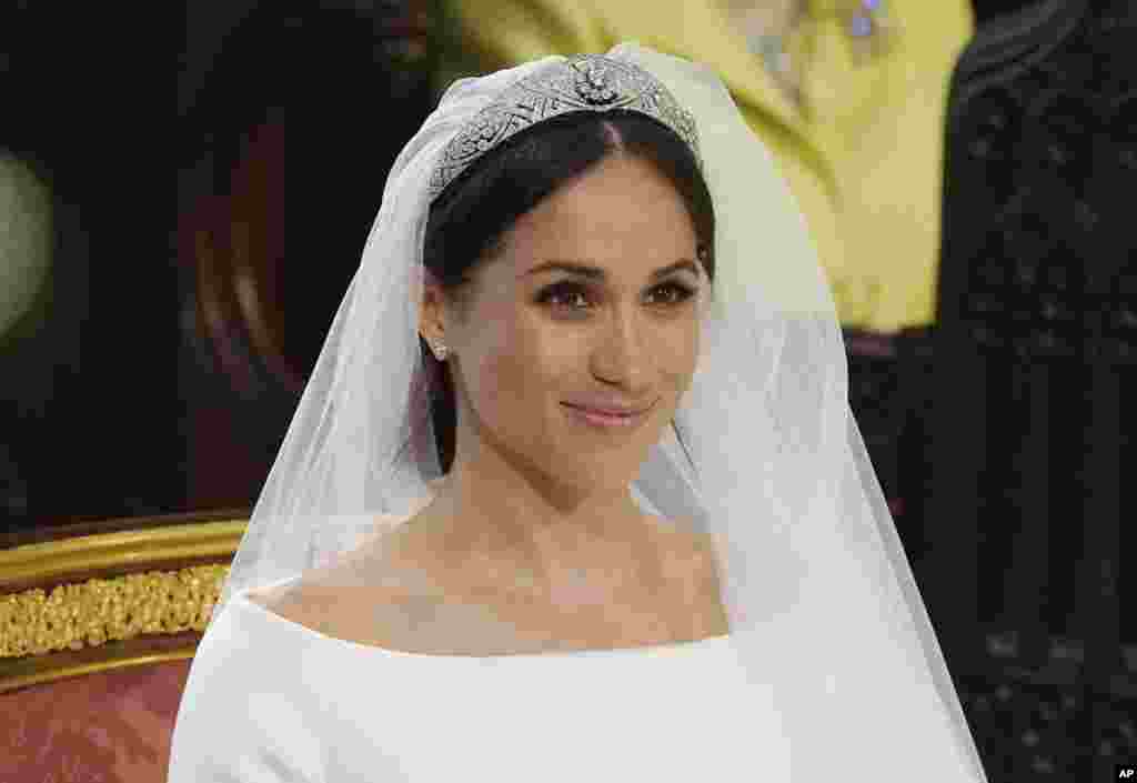 Meghan Markle tana murmushi a lokacin aurenta da Yarima Harry