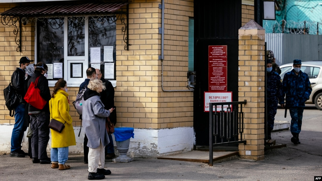 Pemimpin serikat Aliansi Dokter Anastasia Vasilyeva dan rekan-rekannya menunggu di dekat gerbang rutan IK-3 di kota Vladimir, tempat kritikus Kremlin Alexei Navalny dipenjara, 20 April 2021.