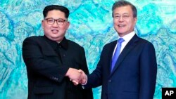 Kim Jong Un y Moon Jae-in firmaron el viernes la "Declaración de Panmunjom para la Paz, la Prosperidad y la Unificación de la Península Coreana" y se comprometieron a trabajar para desnuclearizar la Península Coreana .