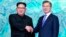 Kim Jong Un y Moon Jae-in firmaron el viernes la "Declaración de Panmunjom para la Paz, la Prosperidad y la Unificación de la Península Coreana" y se comprometieron a trabajar para desnuclearizar la Península Coreana .