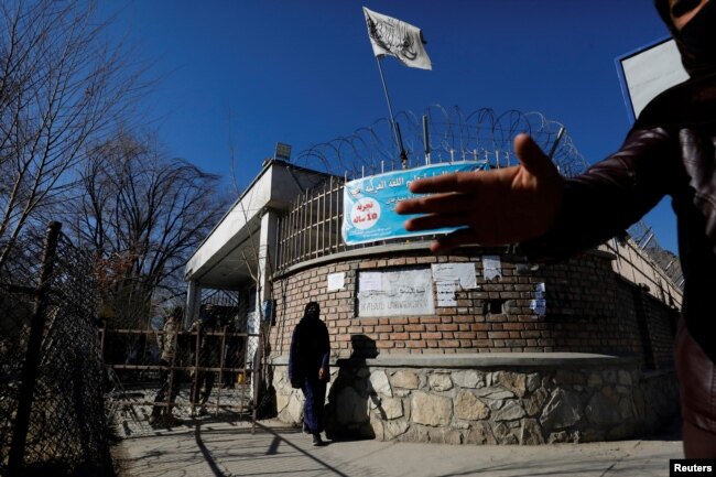 An Afghan student walks in front of the Kabul University in Kabul, Afghanistan, on December 21, 2022. (REUTERS/Ali Khara)