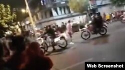 حمله نیروهای انتظامی با موتور به تجمع هواداران پرسپولیس