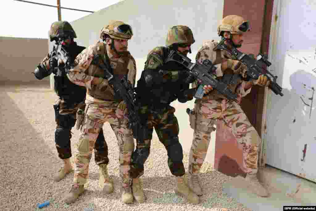 ان مشقوں میں انسدادِ دہشت گردی کی کارروائیوں کی تربیت کے علاوہ یرغمالیوں کی بازیابی کے لیے خصوصی آپریشن کی مشقیں بھی شامل ہیں۔