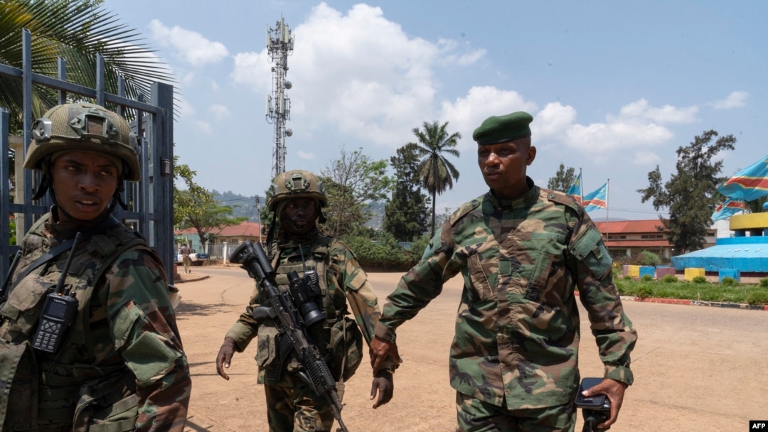 Membros do movimento M23 chegam aos escritórios do governo local em Bukavu, a 1 de março de 2025.