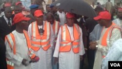 Gwamnan Jahar Kano Abdullahi Umar Ganduje (a tsakiya) a lokacin aikin shara