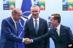 Presiden Turki Recep Tayyip Erdogan, kiri, berjabat tangan dengan Perdana Menteri Swedia Ulf Kristersson, kanan, dan Sekretaris Jenderal NATO Jens Stoltenberg sebelum pertemuan menjelang KTT NATO di Vilnius, Lituania, Senin, 10 Juli 2023. (Foto : via AP)