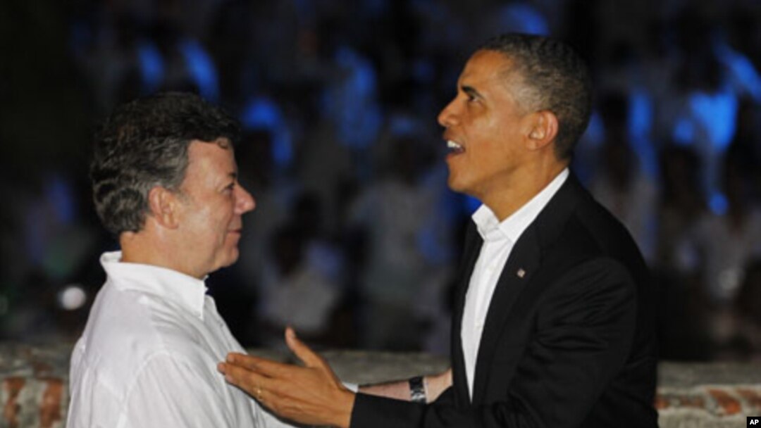 Colombia's President Juan Manuel Santos (L) shakes hands with U.S. President Barack Obama as they arrive at the San Felipe Castle for a state dinner before the start of the Summit of the Americas in Cartagena, April 13, 2012. 