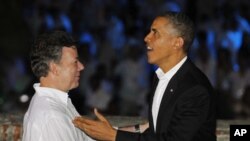 Colombia's President Juan Manuel Santos (L) shakes hands with U.S. President Barack Obama as they arrive at the San Felipe Castle for a state dinner before the start of the Summit of the Americas in Cartagena, April 13, 2012. 