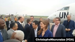 L’américaine Samantha Power, troisième à droite, accompagnée d’autres ambassadeurs du Conseil de sécurité à l’atterrissage de leur avion à Bujumbura, Burundi, 21 janvier 2016. (VOA / Christophe Nkurunziza) 