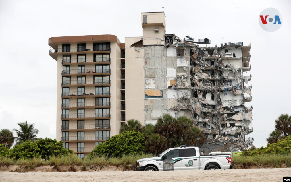 Los equipos de rescate en Surfside, Florida, contin&#250;an moviendo toneladas de escombros en busca de sobrevivientes tras el colapso del edificio..