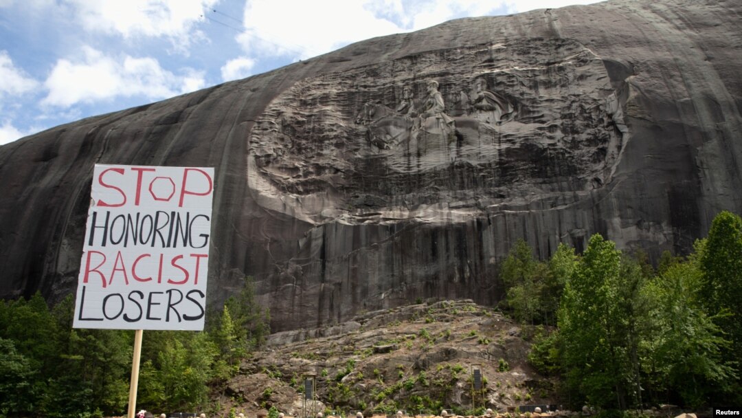 Protes di depan monumen Konfederasi yang diukir menjadi granit di Stone Mountain Park di Stone Mountain, Georgia, AS, 16 Juni 2020. (Foto: Reuters)
