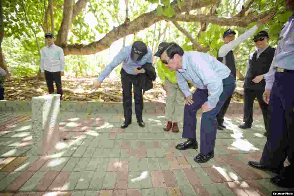 马总统现勘清代古墓碑（台湾总统府）