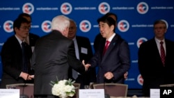 Le Premier ministre japonais Shinzo Abe (à g.) à la Chambre de commerce des Etats-Unis (AP)