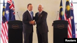 သြစတြေးလျဝန်ကြီးချုပ် Tony Abbott (ဝဲ) နဲ့ မလေးရှားဝန်ကြီးချုပ် Najib Razak (စက်တင်ဘာ ၆၊ ၂၀၁၄)