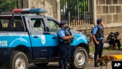 Policías hacen guardia frente a la Catedral de Managua, el 13 de agosto de 2022.
