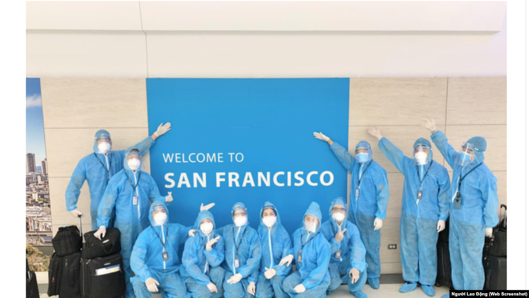 Phi hành đoàn của Vietnam Airlines tới San Francisco để đưa công dân Việt Nam về nước trong chuyến bay thứ 3 hồi người người Việt từ Mỹ. (Ảnh chụp màn hình Người Lao Động)