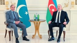 Perdana Menteri Pakistan Shehbaz Sharif (kiri) bertemu dengan Presiden Azerbaijan Ilham Aliyev di Baku, Azerbaijan, dalam foto yang diunggah oleh Sharif pada 24 Februari 2025, di akun X miliknya (@CMShehbaz).