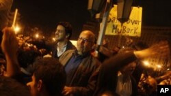 محه‌مه‌د ئه‌لبه‌رادعی بۆ خۆپـیشـانده‌ران ده‌دوێت له‌ گۆڕه‌پانی ته‌حریری قاهیره‌، شه‌وی یه‌کشه‌ممه‌ 30 ی یه‌کی 2011