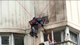 视频截图显示调查人员正在查看莫斯科一栋被乌克兰无人机袭击的建筑。(2023年5月30日)