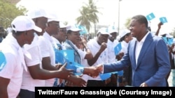 Le président Faure Gnassingbé salue ses partisans à l'ouverture du congrès de son parti à Lomé, Togo, 28 octobre 2017. (Twitter/Faure Gnassingbé)