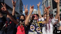 2013年6月4日在土耳其首都安卡拉的示威活动中，参加抗议的年轻人高喊反政府的口号。