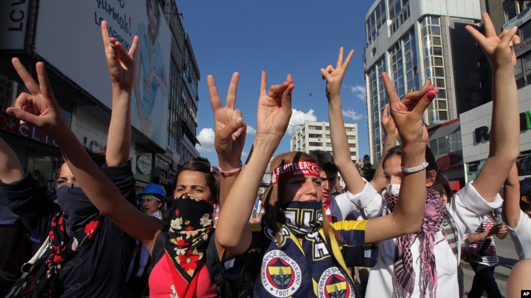 Para pemuda Turki meneriakkan slogan anti-pemerintah sambil melakukan pawai di pusat kota Ankara, Turki (4/6).