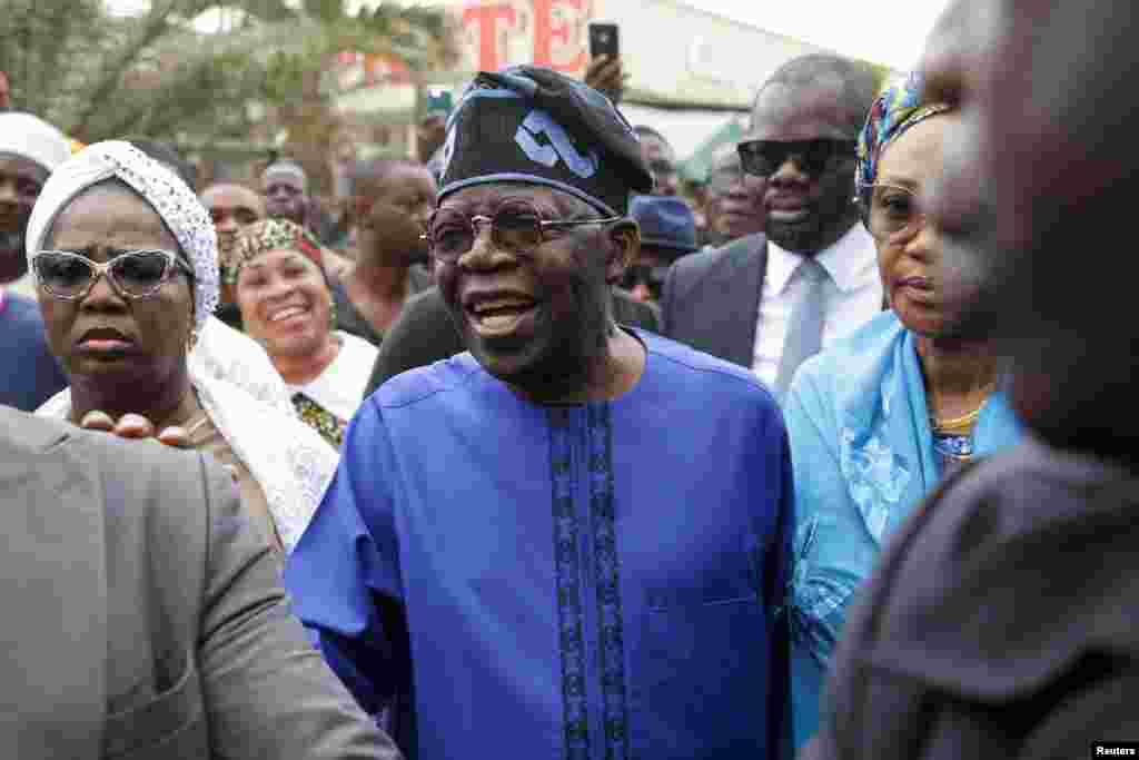 Candidato às eleições presidenciais na Nigéria, Bola Tinubu, no dia de votação antes de votar, a 25 de fevereiro 2023. Lagos, Nigéria.