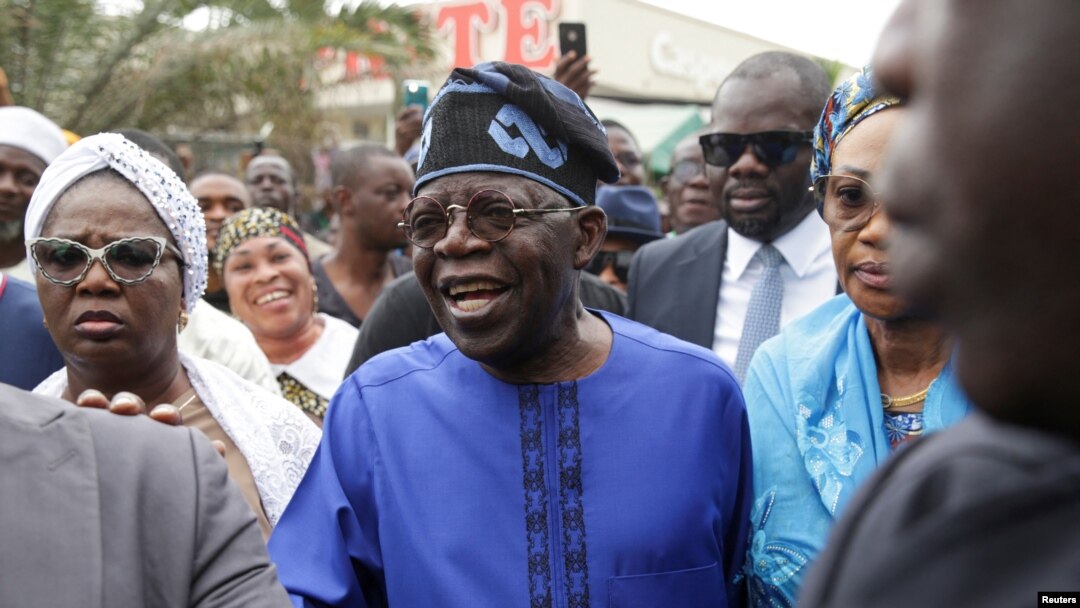 Kandidat Presiden Nigeria Bola Tinubu (tengah) tiba di tempat pemungutan suara untuk menggunakan hak pilihnya dalam pemilu Nigeria di Ikeja, Lagos, pada 25 Februari 2023. (Foto: Reuters/James Oatway)