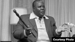 Umuyi, uMnu. Joshua Nkomo, ephethe intonga yakhe okuthiwa yathenjiswa uMnu. Nelson Chamisa.