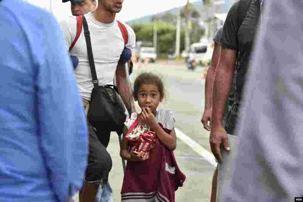 Cada día, más de 30,000 peatones cruzan de Venezuela a Colombia. En el peaje de Los Patios, en Cúcuta, se ven a familias que llevan bebés y niños pequeños. Van en busca de oportunidades en los países vecinos. (Foto: Diego Huertas) &nbsp;