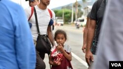 Niños y adolescentes venezolanos con frecuencia son expuestos a travesías por fronteras, junto a sus familias, en busca de oportunidades en los países vecinos. [Foto: Diego Huertas]