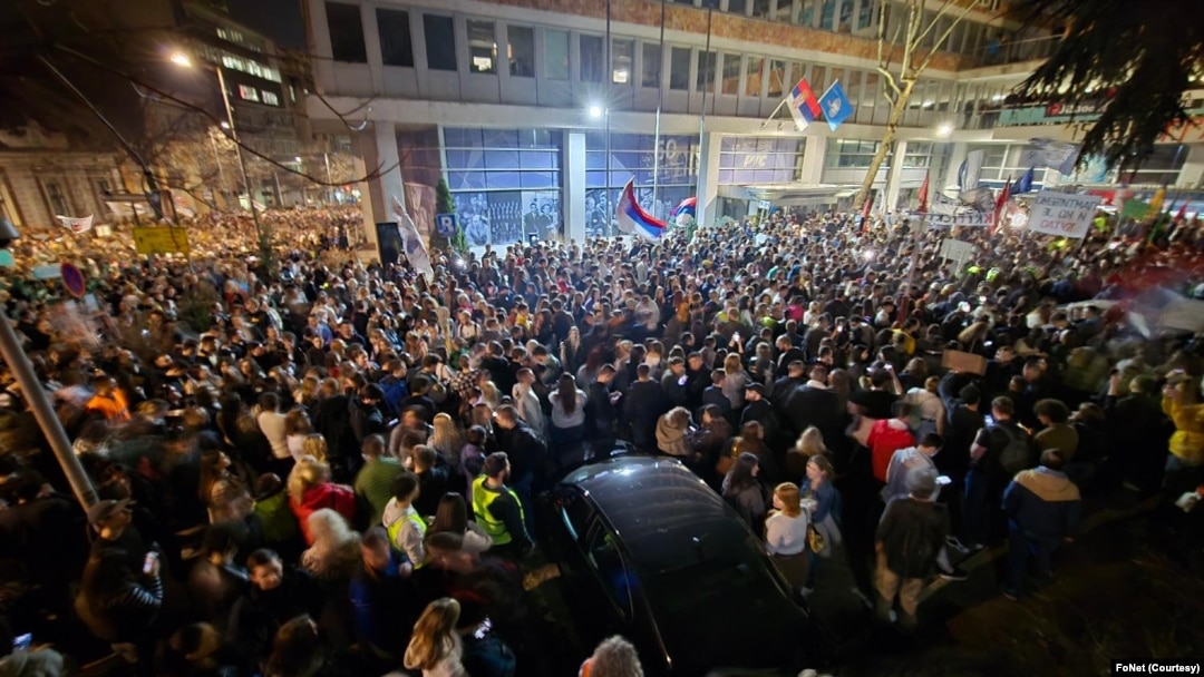 Veliki broj glumaca, radnika RTS, studenata i građana okupio se na protestu ispred RTS-a pod sloganom "Tišina odjekuje" (foto: FoNet)