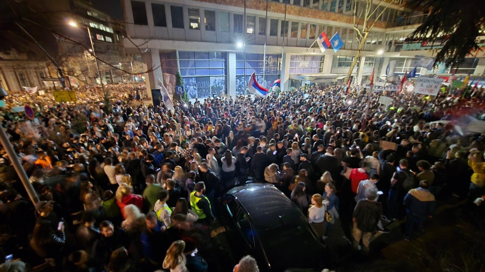 Veliki broj glumaca, radnika RTS, studenata i građana okupio se na protestu ispred RTS-a pod sloganom "Tišina odjekuje" (foto: FoNet)