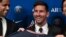 Le président qatari du Paris Saint-Germain Nasser Al-Khelaifi (L) et le directeur sportif du Paris Saint-Germain Leonardo Nascimento de Araujo (R) posent aux côtés du joueur de football argentin Lionel Messi (C) alors qu'il brandit son maillot numéro 30 l