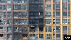 Kebakaran di sebuah bangunan tempat tinggal di kota Nanjing, Provinsi Jiangsu pada 23 Februari 2024. (Foto: AFP)