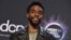 រូបឯកសារ៖ លោក Chadwick Boseman ចូលរួមកម្មវិធីមហោស្រពតន្ត្រី American Music Awards កាលពីថ្ងៃទី ២៤ ខែវិច្ឆិកា ឆ្នាំ២០១៩ នៅទីក្រុង Los Angeles រដ្ឋ California។