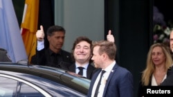 ARCHIVO - El presidente argentino, Javier Milei, hace un gesto el día en que es recibido por el canciller alemán Olaf Scholz en la Cancillería de Berlín, Alemania, el 23 de junio de 2024.