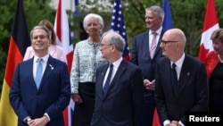 2026년 5월 18일 프랑스 파리에서 열린 G7 재무장관·중앙은행 총재 회의 중 스콧 베선트 미국 재무장관이 다른 참석자들과 함께 기념 촬영을 하고 있다.