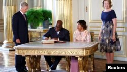 Président Félix Tshisekedi elongo na molongani wa ye Dénise Nyakeru azali kotiya manzaka na buku nsima na bokutani na mokonzi to nkumu ya mboka Belgique Philippe na mwasi wa ye Mathilde na ndako ya bokonzi na Bruxelles, 17 septembre 2019.