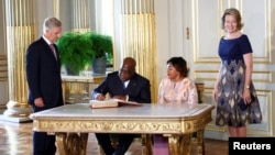 Président Félix Tshisekedi elongo na molongani wa ye Dénise Nyakeru azali kotiya manzaka na buku nsima na bokutani na mokonzi to nkumu ya mboka Belgique Philippe na mwasi wa ye Mathilde na ndako ya bokonzi na Bruxelles, 17 septembre 2019.