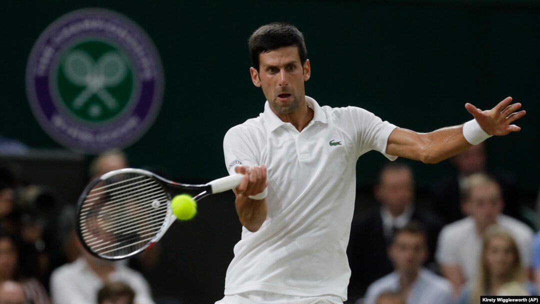 Novak Đoković u duelu sa Rafaelom Nadalom u polufinalu Vimbldona (Foto: AP/Kirsty Wigglesworth)