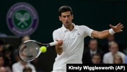 Novak Đoković u duelu sa Rafaelom Nadalom u polufinalu Vimbldona (Foto: AP/Kirsty Wigglesworth)