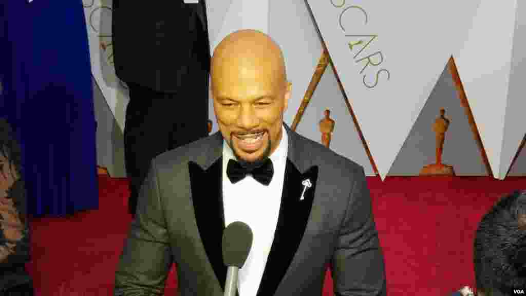 L&#39;arrivée de Common lors des Oscars au Dolby Theater de Los Angeles, le 4 mars 2018 (VOA/Arzouma Kompaore)