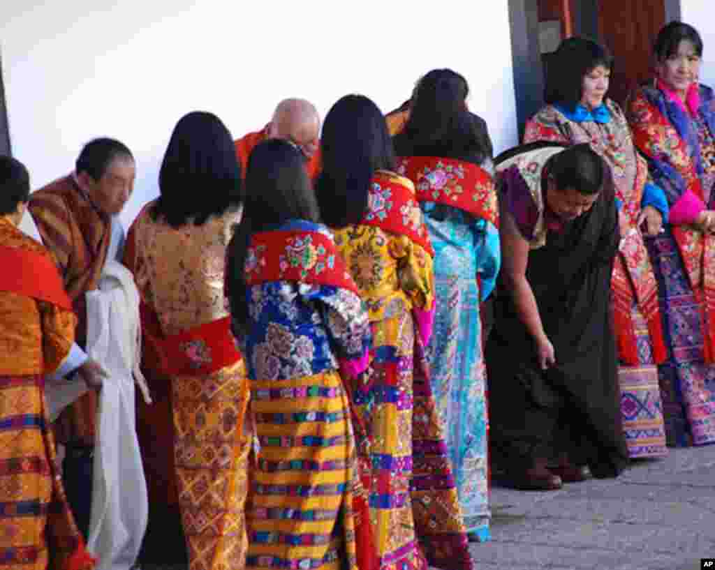 Bowing to royalty (Photo/VOA - S. Herman)