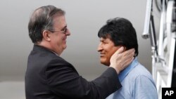 Menlu Meksiko Marcelo Ebrard (kiri) menyambut mantan Presiden Bolivia Evo Morales saat kedatangannya di Mexico City hari Selasa (12/11).